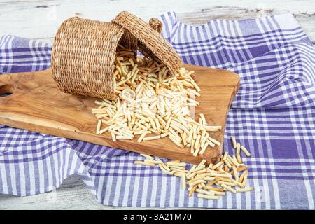 Türkische Nudeln; türkische Nudeln (Eriste). Nudeln sind die Pasta, die türkische Frauen zu Hause machen. Stockfoto