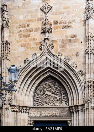 Nahaufnahme einer Seitentür nach La Seu, der Kathedrale in Barcelonas Barri Gòtic oder des gotischen Viertels. Stockfoto