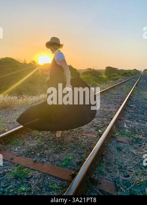 Frauen laufen auf Bahngleisen Stockfoto