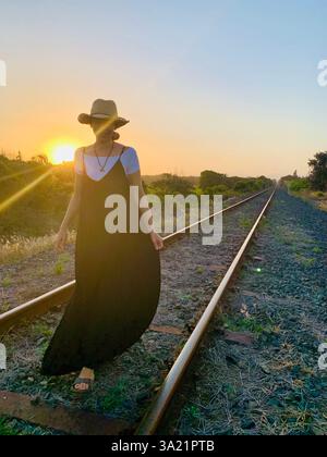 Frauen laufen auf Bahngleisen Stockfoto