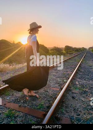 Frauen laufen auf Bahngleisen Stockfoto
