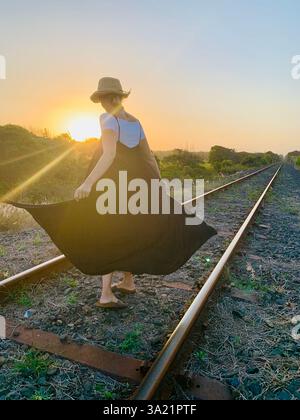 Frauen laufen auf Bahngleisen Stockfoto