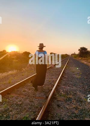 Frauen laufen auf Bahngleisen Stockfoto
