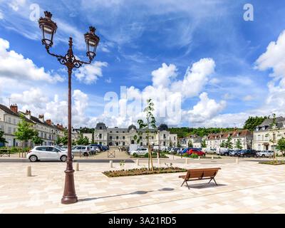 Blick über den Parkplatz Place du Verdun in Richtung Hotel de la Cité Royale - Loches, Indre-et-Loire (37), Frankreich. Stockfoto