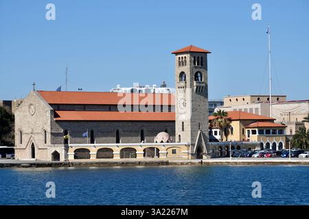 Die Kirche der Verkündigung der Theotokos auf der Mandraki Marina. Stockfoto
