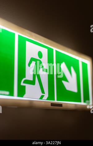 Grünes Ausstiegsschild. Evakuierungsschild. Notausstiegsschild. Stockfoto