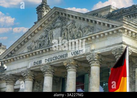 Nahaufnahme des Reichstags in Berlin mit der berühmten Inschrift dem DEUTSCHEN VOLKE Stockfoto