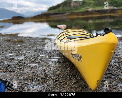 Gelbes Kanu am See Stockfoto