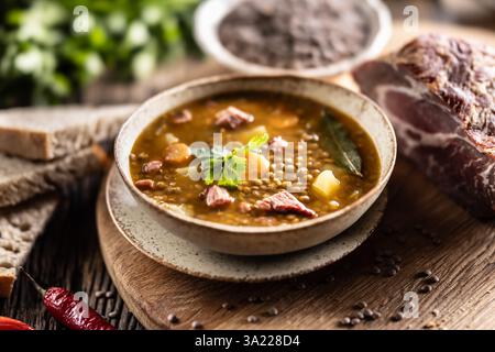 Linseneintopf oder Suppe mit geräuchertem Schweinefleisch, traditionellen slowakischen oder tschechischen Speisen. Stockfoto