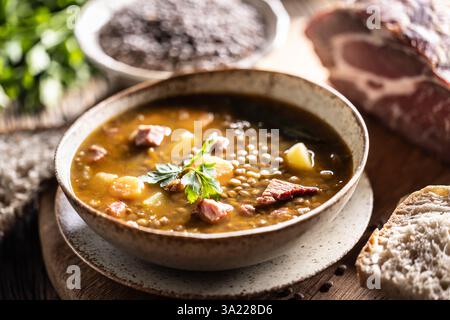 Linseneintopf oder Suppe mit geräuchertem Schweinefleisch, traditionellen slowakischen oder tschechischen Speisen. Stockfoto