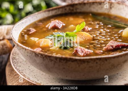 Linseneintopf oder Suppe mit geräuchertem Schweinefleisch, traditionellen slowakischen oder tschechischen Speisen. Stockfoto