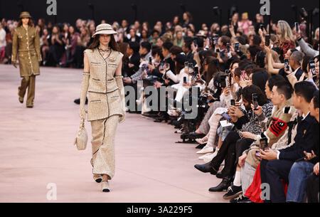 Paris, Frankreich. März 2025. Models präsentieren Kreationen der Ready-to-Wear-Kollektion Herbst/Winter 2025-2026 des französischen Modehauses Chanel während der Paris Fashion Week am 11. März 2025 in Paris. Quelle: Gao Jing/Xinhua/Alamy Live News Stockfoto