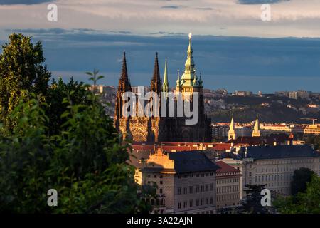 Dies ist ein Blick auf die Prager Burg, eine berühmte historische Stätte und beliebtes Reiseziel am 30. Mai 2024 in Prag, Tschechien Stockfoto