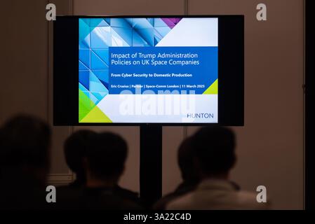 Excel London, Newham, London, Großbritannien. März 2025. Mehr als 200 Aussteller stellen auf der Veranstaltung ihre Produkte aus dem Bereich der Raumfahrt vor. Mehr als 150 Referenten aus aller Welt diskutieren auf einer Bühne über die Zukunft der Branche. Auswirkungen der Diskussion über die Trump-Regierung. Das Vereinigte Königreich will bis 2030 10 % des globalen Raumfahrtmarktes erobern und setzt sich ein jährliches Umsatzziel von 40 Mrd. GBP fest Stockfoto