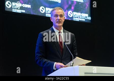 Excel London, Newham, London, Großbritannien. März 2025. Mehr als 200 Aussteller stellen ihre Produkte im Bereich der Raumfahrt auf der Veranstaltung mit mehr als 150 Referenten aus aller Welt vor, darunter der Außenminister Rt Hon Peter Kyle. Abteilung für Wissenschaft, Innovation und Technologie – auf einer Bühne über die Zukunft der Branche diskutieren. Das Vereinigte Königreich will bis 2030 10 % des globalen Raumfahrtmarktes erobern und setzt sich ein jährliches Umsatzziel von 40 Mrd. GBP fest Stockfoto