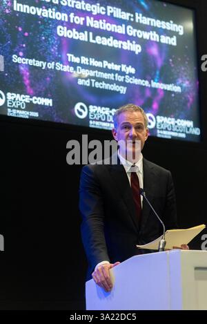 Excel London, Newham, London, Großbritannien. März 2025. Mehr als 200 Aussteller stellen ihre Produkte im Bereich der Raumfahrt auf der Veranstaltung mit mehr als 150 Referenten aus aller Welt vor, darunter der Außenminister Rt Hon Peter Kyle. Abteilung für Wissenschaft, Innovation und Technologie – auf einer Bühne über die Zukunft der Branche diskutieren. Das Vereinigte Königreich will bis 2030 10 % des globalen Raumfahrtmarktes erobern und setzt sich ein jährliches Umsatzziel von 40 Mrd. GBP fest Stockfoto
