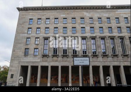 Berlin, Deutschland 03. Oktober 2024, flacher Blick auf die Gebäudefassade des Hauses des Lehrers mit großen Fenstern und Säulen, mit dem Platz des Volksaufstandes Stockfoto