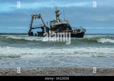 Das Fischerboot Zeila, das in der Nähe der Walle, Henties Bay, an der Skeleton Coast in Namibia gestrandet ist. Stockfoto