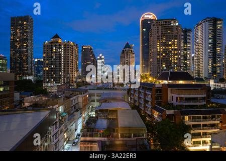 Dies ist ein Blick auf Silom, ein berühmtes Geschäftsviertel im Stadtzentrum bei Nacht am 24. Juni 2024 in Bangkok, Thailand Stockfoto