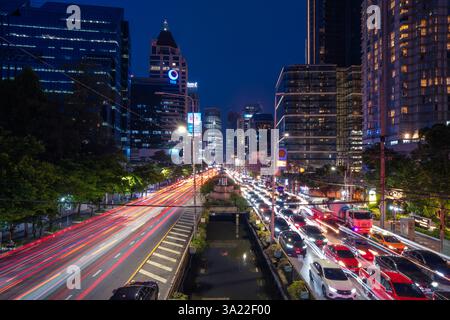 Dies ist ein nächtlicher Blick auf eine Straße im Geschäftsviertel von Silom, einem belebten Viertel im Stadtzentrum am 26. Juni 2024 in Bangkok, Thailand Stockfoto