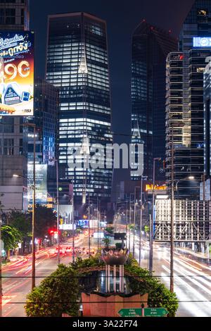 Dies ist ein Nachtblick auf die Wolkenkratzer im Stadtzentrum im Geschäftsviertel von Silom am 26. Juni 2024 in Bangkok, Thailand Stockfoto