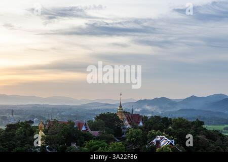 Blick auf den Tempel von Doi Saket und die Landschaft im Norden Thailands in der Nähe von Chiang Mai. Stockfoto