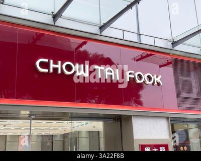 Nanning, China - 15. November 2023. Chow Tai Fook Ladenschild. Chow Tai Fook Jewellery ist ein Juweliergeschäft und ein Goldgeschäft. Stockfoto