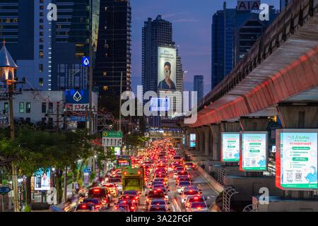 Dies ist ein Nachtblick auf das Silom Geschäftsviertel, eine berühmte Gegend im Stadtzentrum am 27. Juni 2024 in Bangkok, Thailand Stockfoto