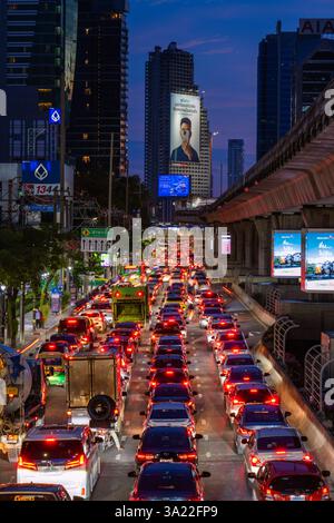 Verkehr bei Nacht im Geschäftsviertel Silom, einem geschäftigen Stadtzentrum am 27. Juni 2024 in Bangkok, Thailand Stockfoto