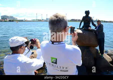 Touristen machen Selfies und Fotos von der kleinen Meerjungfrauenstatue in kopenhagen dänemark Stockfoto