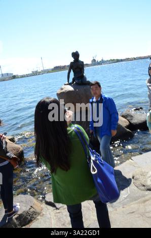 Touristen machen Selfies und Fotos von der kleinen Meerjungfrauenstatue in kopenhagen dänemark Stockfoto