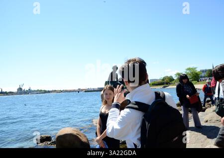 Touristen machen Selfies und Fotos von der kleinen Meerjungfrauenstatue in kopenhagen dänemark Stockfoto