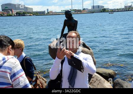 Touristen machen Selfies und Fotos von der kleinen Meerjungfrauenstatue in kopenhagen dänemark Stockfoto