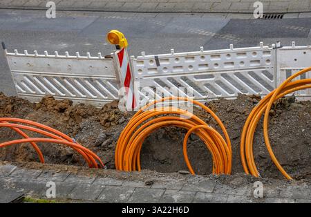 Müheim an der Ruhr, Nordrhein-Westfalen, Deutschland - Breitbandausbau Internet, Westnetz Baustelle zur Verlegung von Glasfaserkabeln, fast Inte Stockfoto