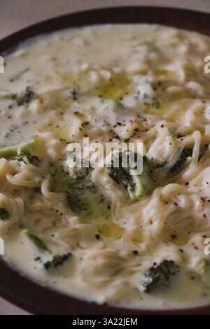 Cremige Brokkoli-Pasta in Bowl Stockfoto