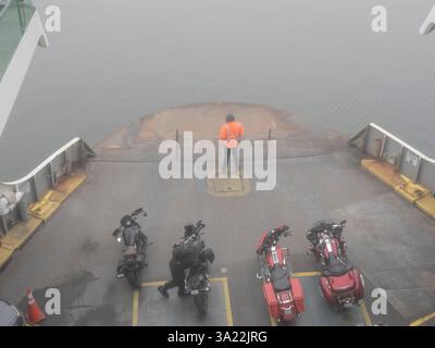 WA26403-00...... WASHINGTON – Ferry Deck hält an einem nebeligen Tag ohne Sichtbarkeit auf der Edmonds Kingston Ferry Ausschau nach Objekten. Stockfoto