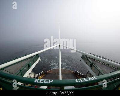 WA26406-00...... WASHINGTON - Spar Pfosten auf dem Heck der Fähre Kingston - Edmonds. Stockfoto