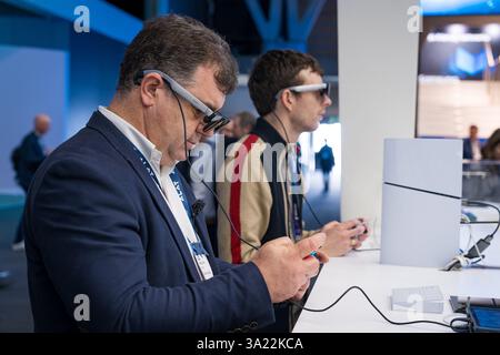 Barcelona, Spanien - 4. März 2025: Beim Mobile World Congress 2025 (MWC) in der Fira de Barcelona werden Menschen beim Testen von Smartbrillen oder Brillen gesehen. Stockfoto