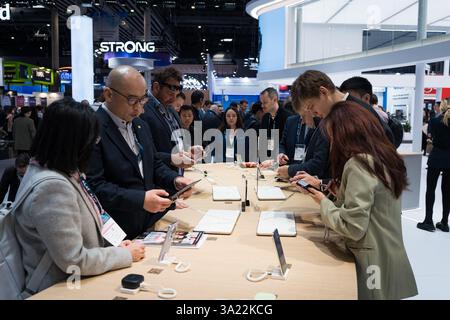 Barcelona, Spanien - 4. März 2025: Auf dem Mobile World Congress 2025 (MWC) in der Fira de Barcelona werden Menschen beim Probieren von Produkten beobachtet. Stockfoto