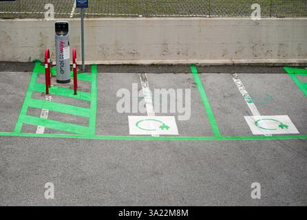 Parkplatz für Elektroautos und Schild für Enel-Ladestation auf Asphalt, Italien Stockfoto
