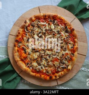 Blick von oben auf Pizza mit Pilzen, Käse, Kopierraum, moc oben Stockfoto