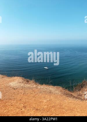 Panoramische türkisblaue Wasser-Pazifik-Aussicht von einer Küstenklippe entlang der kalifornischen Küste USA Stockfoto