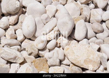 Hintergrundstruktur für weiße Kieselsteine. Glatte runde Steine. Zen-Garten, Spa und Meditationskonzept. Stockfoto
