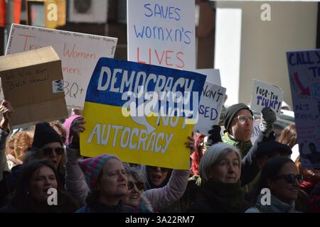 Demonstranten, die die Ukraine während eines marsches zum Internationalen Frauentag in New York City unterstützen. Stockfoto