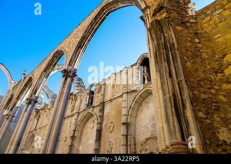 Historische Überdachungsruinen des Klosters Carmo oder des Klosters unserer Lieben Frau vom Berg Karmel in Lissabon, Portugal. Das 1389 erbaute mittelalterliche Kloster war Damm Stockfoto