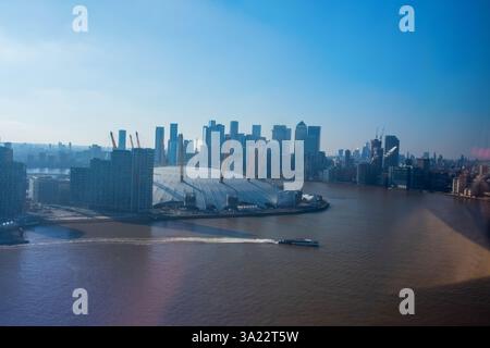 Die O2 in Greenwich im Südosten Londons von oben in der Seilbahn über die Themse Stockfoto