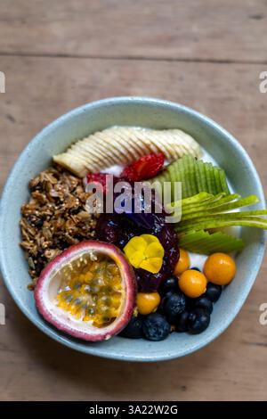 Unser lokales Cafe Restaurant in der Kloof Street - Schüssel mit Müsli und Obst, Kapstadt - Südafrika Stockfoto