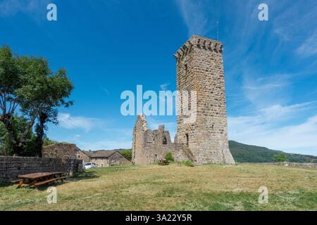 La Garde-Guérin (Südfrankreich): Befestigtes mittelalterliches Dorf. Der Turm (Donjon) und die Überreste der Wohnstätte. Gebäude registriert als Stockfoto