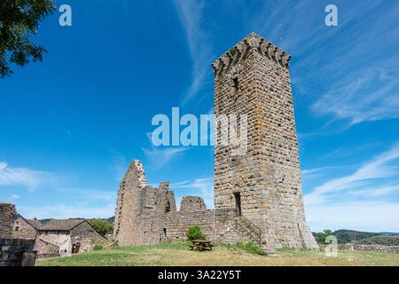 La Garde-Guérin (Südfrankreich): Befestigtes mittelalterliches Dorf. Der Turm (Donjon) und die Überreste der Wohnstätte. Gebäude registriert als Stockfoto