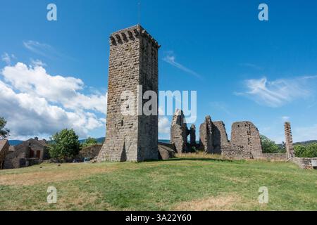 La Garde-Guérin (Südfrankreich): Befestigtes mittelalterliches Dorf. Der Turm (Donjon) und die Überreste der Wohnstätte. Gebäude registriert als Stockfoto